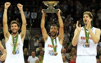 l-espagnol-juan-carlos-navarro-souleve-le-trophee-entoure-de-pau-gasol-a-droite-et-de-rudy-fernandez