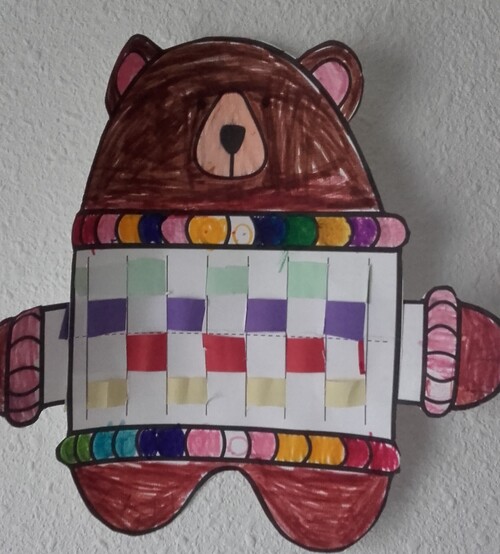Ours au pull tricoté en bandes de papier