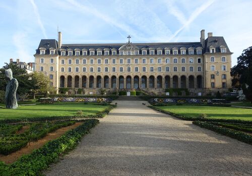 Le Jardin et le Palais Saint-Georges à RENNES 