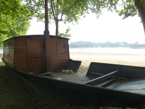 LES BORDS DE LOIRE A BEAUGENCY ET LE PONT .