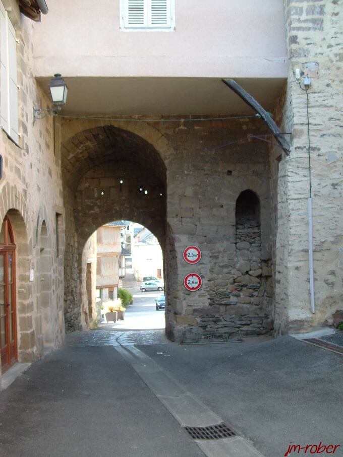 Donzenac, village médiéval fortifié, bâtit sur piton