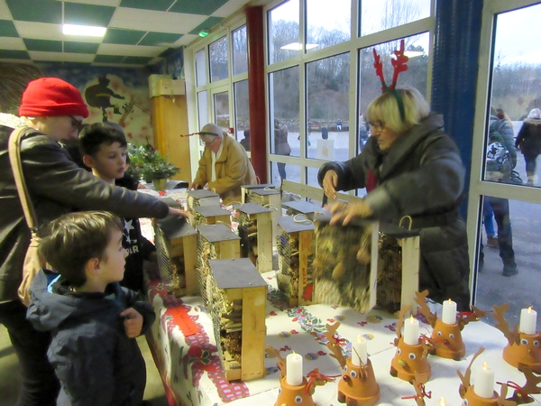 Un bien joli marché de Noël 2019 préparé par les élèves de l'école Saint-Bernard....