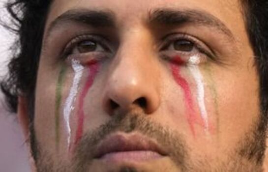 Un fan de football iranien attend dans les tribunes avant le match de football du groupe B de la Coupe du monde entre l’Angleterre et l’Iran au stade international Khalifa de Doha, au Qatar, le lundi 21 novembre 2022.