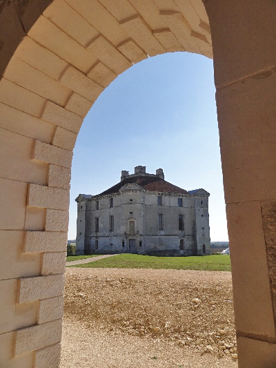 Le château de Maulnes à Cruzy-le-Chatel