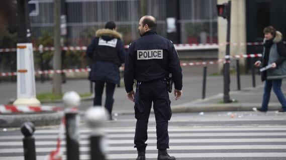 Les enquêteurs sur place dans le 13e arrondissement de Paris, après qu'un enfant de 6 ans a été percuté par une voiture volée, vendredi.