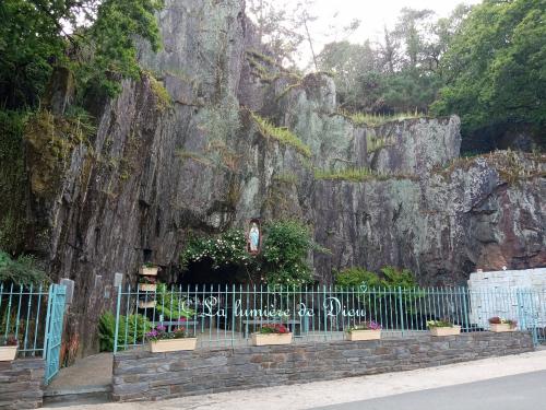 Plumelec, la grotte