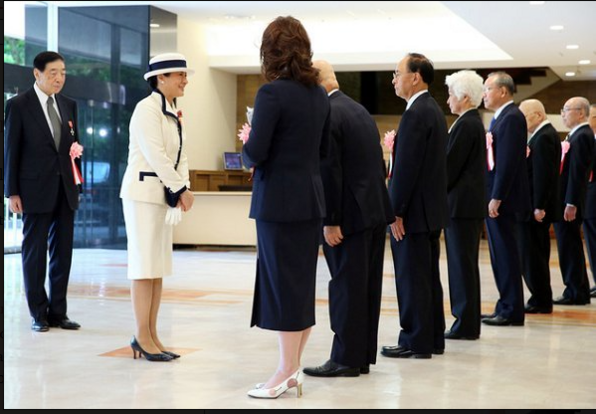 Masako la nouvelle impératrice a assisté à une remise de diplomes à la Croix Rouge