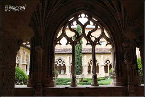 Abbaye de Cadouin le cloître arcades des galeries sur le jardin
