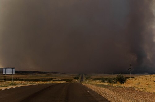 Fumée d'un incendie de steppe, est du Kazakhstan