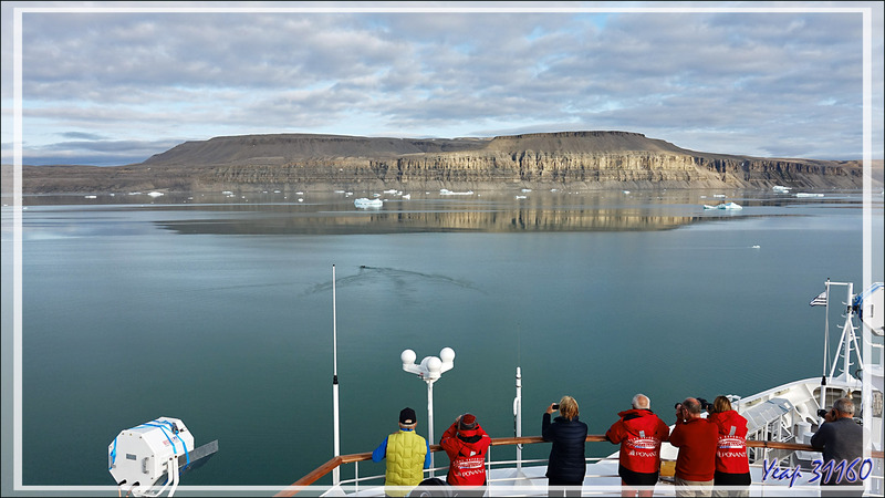 31/08/2019 : nous approchons de notre destination du jour, Croker Bay et son superbe et étonnant glacier - Devon Island - Nunavut - Canada