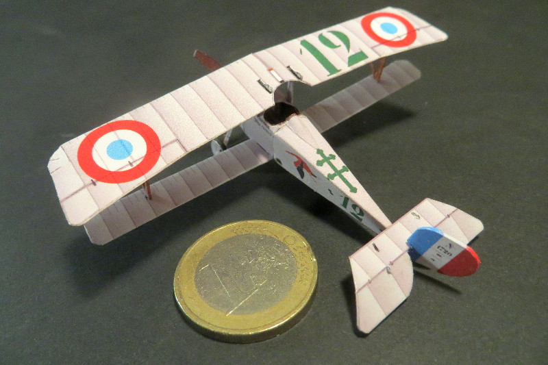 Maquette en bois d'un avion Stampe