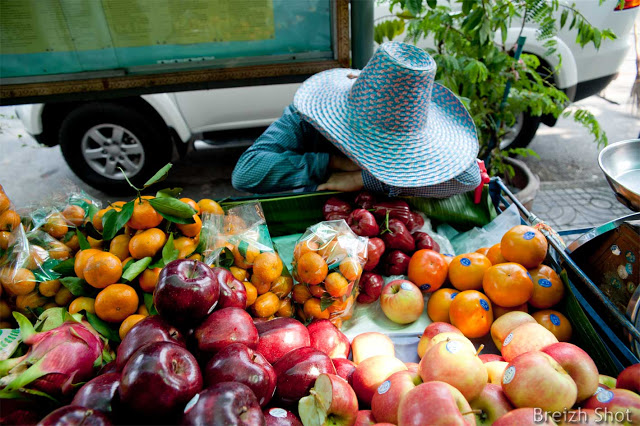 10 bonnes raisons de voyager - Bangkok la marchande de fruit assoupie