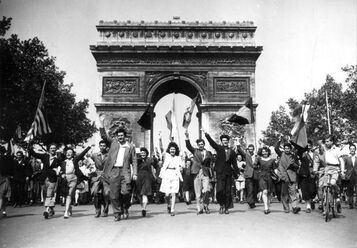 8 mai 1945 : Paris en liesse pour fêter la victoire | Actu ...