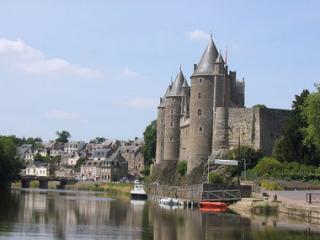 http://lancien.cowblog.fr/images/Bretagne/josselinbrittanymedievalmarkettown11gfw053380x285.jpg