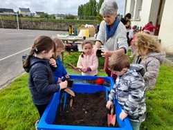 Maternelle classe dehors en mai 