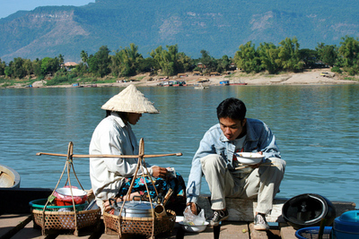 Blog de images-du-pays-des-ours :Images du Pays des Ours (et d'ailleurs ...), Passage du bac: on en profite pour se restaurer - Champassak - Laos