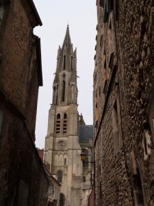 senlis - rues anciennes - la flèche de la cathédrale