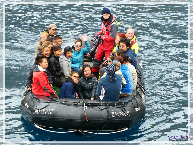 C'est au tour des habitants de Kullorsuaq de monter à bord de l'Austral - Groenland