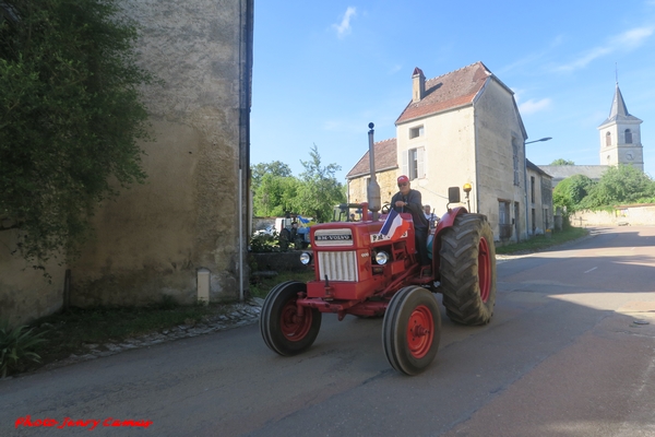 Un cortège de vieux tracteurs de collection a traversé le village d'Essarois...