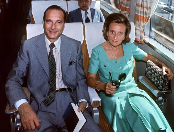 Jacques Chirac et son épouse Bernadette voyagent à bord du train Tokaido, reliant Tokyo à Osaka (Japon), le 2 août 1976.