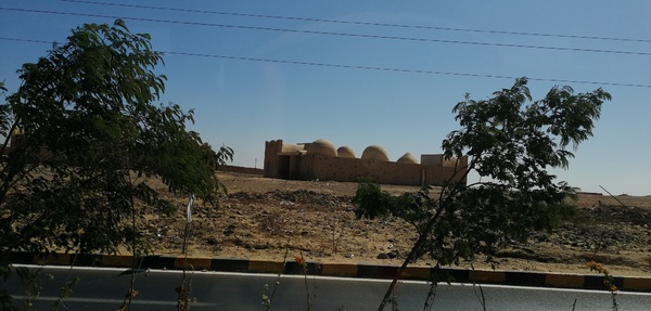 Mosquée isolée dans le désert