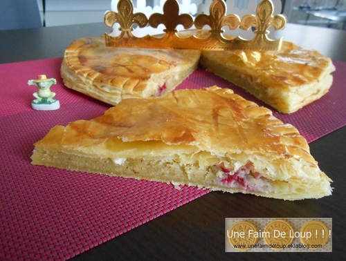 Galette des rois à la crème d'amandes, framboises et pépites de chocolat blanc