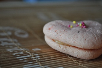 Macaron rose en coeur à la vanille pour la St-Valentin (en retard...)