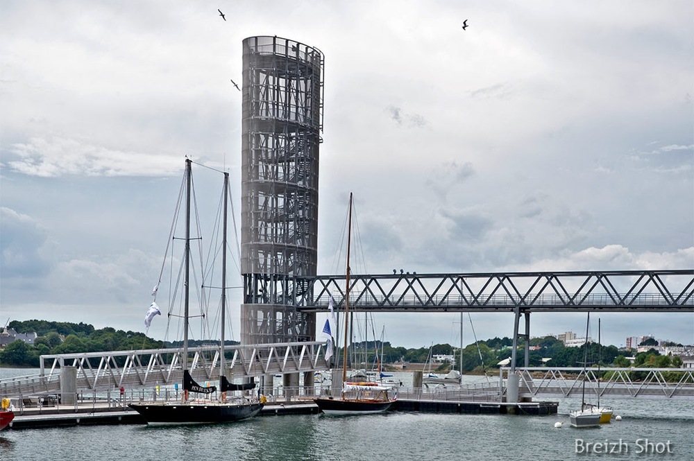 Cité de la Voile, passerelle et tour