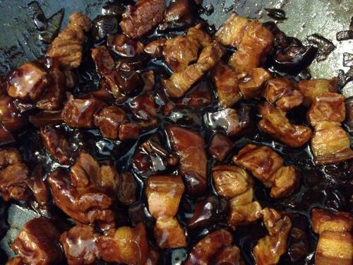 LU ROU FAN (卤肉饭) - Pork Belly braisées & caramélisées en sauce douce au vin Shaoxing, épices & soja avec Shiitake & oignons