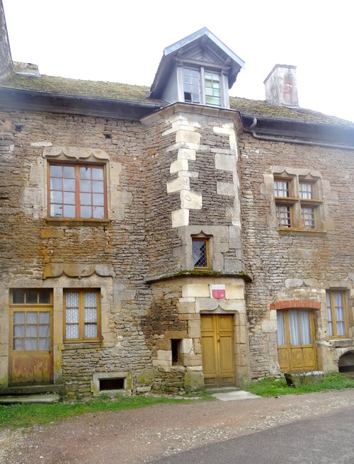 Promenade dans les rues du village médiéval de Châteauneuf en Auxois