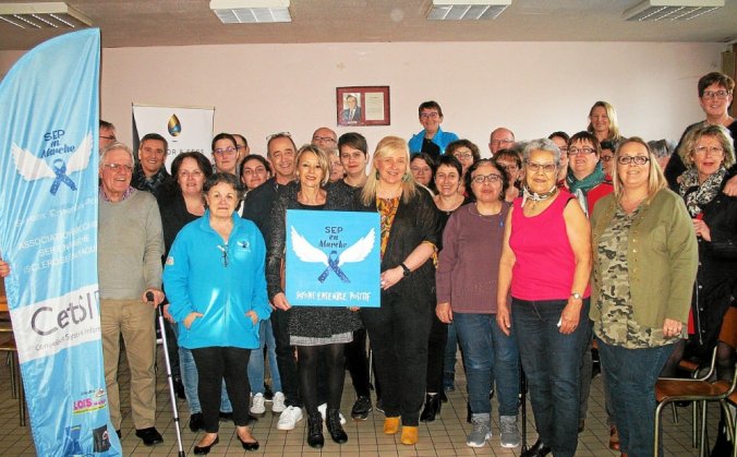 Les membres de l’association SEP en Marche, réunis samedi 18 janvier, à l’occasion des vœux de leur présidente et fondatrice Angélique Oueini (au centre, à droite du tableau).