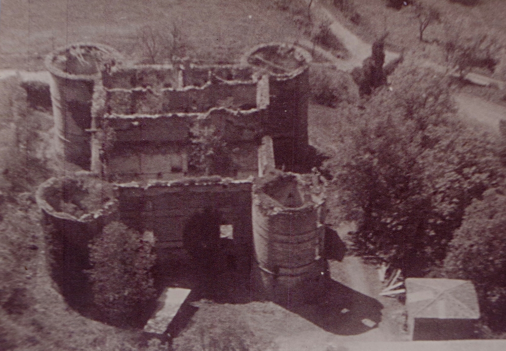 Le château de Lachaux Montgros. (63)