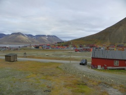 Le centre-ville de Longyearbyen, les montagnes de l'Adventfjord et Adventdalen
