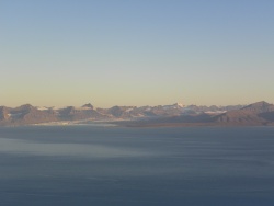 Vue sur le Nordfjord, le glacier Svea et Mediumfjellet depuis Tschermakfjellet