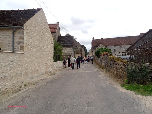 Une agréable balade dans le village de Fontaines en Duesmois, proposée par l'OTPC lors d'un "mardi-découvertes"