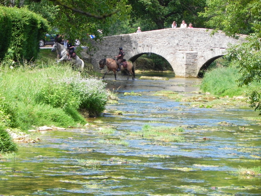 des cavaliers sur la rivière ...