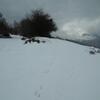 En suivant la crête et des traces d'animaux sur la neige, vers le site des cromlechs lous Couraus