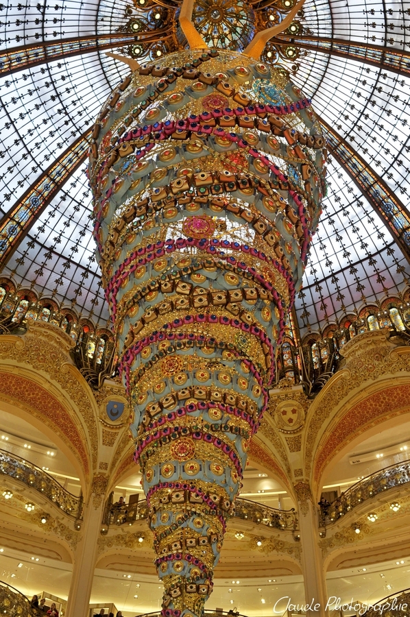 Vitrine de Noël à PARIS