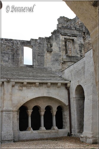 Abbaye de Montmajour cloître baie à arcatures géminées chapiteau repas chez Simon le lépreux