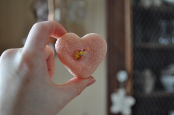 Macaron rose en coeur à la vanille pour la St-Valentin (en retard...)