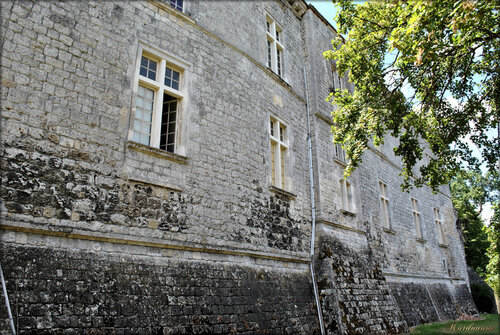 Photo : le tour du château de Cazeneuve (Gironde)