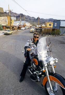 Johnny Hallyday parcourt les États Unis en Harley Davidson au printemps 1990