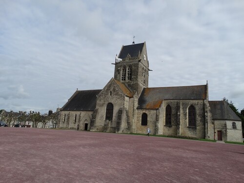 Sainte-Mère-Eglise en Normandie (1/2)...