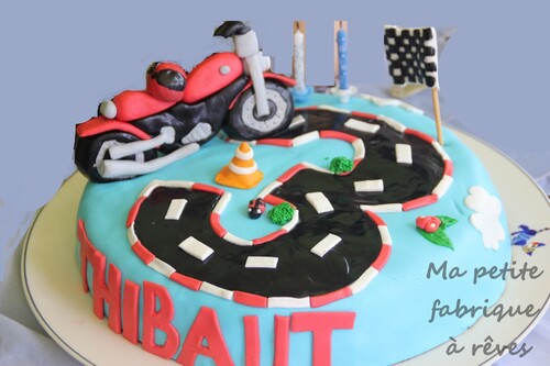 gâteau anniversaire moto pâte à sucre