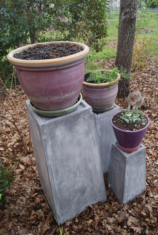 Potée sur piédestal en béton.