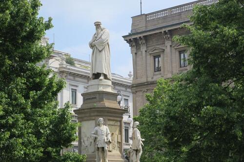 La statue de Léonard de Vinci à Milan