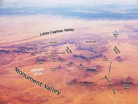 Vue aérienne de Monument Valley avec les principaux reliefs légendés.