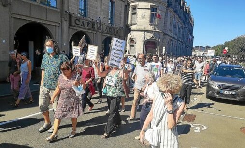 À Quimper, ce samedi matin, 800 personnes ont défilé dans la rue contre le pass sanitaire et la vaccination obligatoire.
