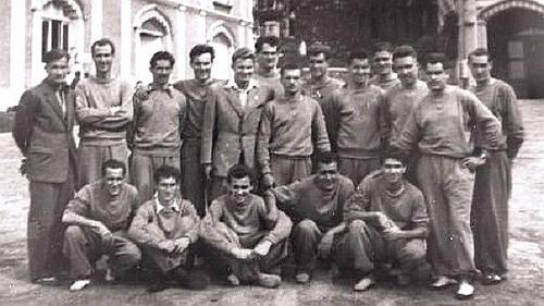 Hamoutène Hassen MCA assis au milieu  avec l'équipe de France Olympique qui a disputé les J.O de Londres 1948