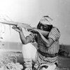 Apache Indian Warrior Aiming a Gun Date de création 1884